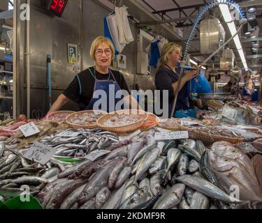 Gérone, Espagne - 21st octobre 2022 : un vendeur de stalle vend du poisson au célèbre Mercat del Lleo de Gérone Banque D'Images