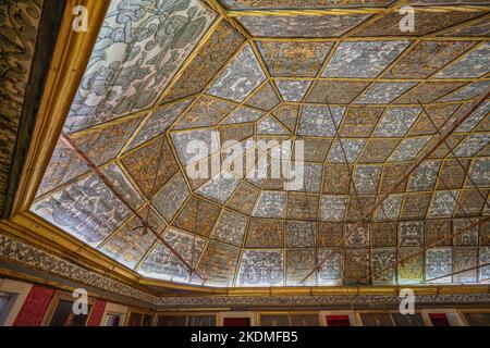 Panneaux de plafond de la Grande salle d'actes à l'intérieur de l'Université de Coimbra, ancien Palais Royal - Coimbra, Portugal Banque D'Images