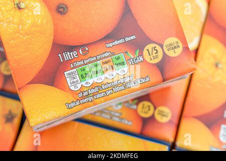 Cartons de jus d'orange de Morrison et étiquetage : indication de la teneur en sucre/glucides. Pour les emballages alimentaires, les étiquettes alimentaires. Apport en vitamine C, 1 de 5 Banque D'Images