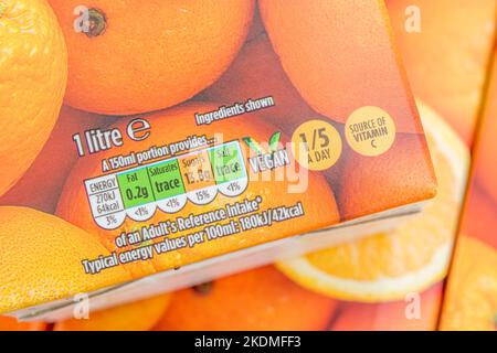 Cartons de jus d'orange de Morrison et étiquetage : indication de la teneur en sucre/glucides. Pour les emballages alimentaires, les étiquettes alimentaires. Apport en vitamine C, 1 de 5 Banque D'Images