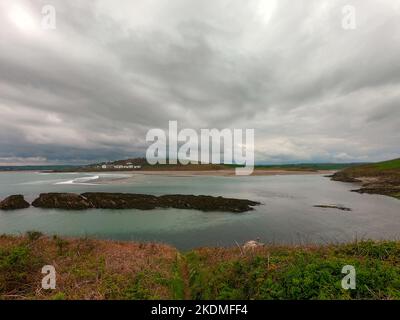 Vue sur la baie de Clonakilty par jour nuageux. Ciel sombre sur la mer. Magnifique paysage marin. Le littoral du sud de l'Irlande. Banque D'Images