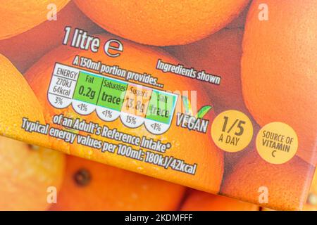 Cartons de jus d'orange de Morrison et étiquetage : indication de la teneur en sucre/glucides. Pour les emballages alimentaires, les étiquettes alimentaires. Apport en vitamine C, 1 de 5 Banque D'Images