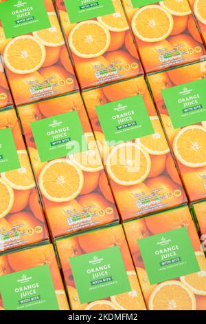 Cartons de jus d'orange de Morrison et étiquetage : indication de la teneur en sucre/glucides. Pour les emballages alimentaires, les étiquettes alimentaires. Apport en vitamine C, 1 de 5 Banque D'Images