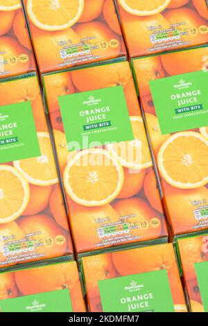 Cartons de jus d'orange de Morrison et étiquetage : indication de la teneur en sucre/glucides. Pour les emballages alimentaires, les étiquettes alimentaires. Apport en vitamine C, 1 de 5 Banque D'Images