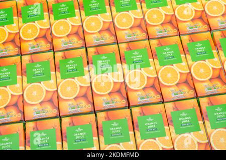 Cartons de jus d'orange de Morrison et étiquetage : indication de la teneur en sucre/glucides. Pour les emballages alimentaires, les étiquettes alimentaires. Apport en vitamine C, 1 de 5 Banque D'Images