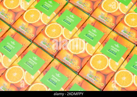 Cartons de jus d'orange de Morrison et étiquetage : indication de la teneur en sucre/glucides. Pour les emballages alimentaires, les étiquettes alimentaires. Apport en vitamine C, 1 de 5 Banque D'Images