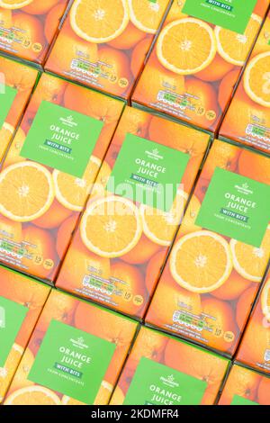 Cartons de jus d'orange de Morrison et étiquetage : indication de la teneur en sucre/glucides. Pour les emballages alimentaires, les étiquettes alimentaires. Apport en vitamine C, 1 de 5 Banque D'Images