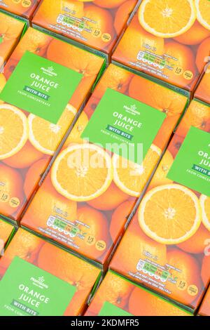 Cartons de jus d'orange de Morrison et étiquetage : indication de la teneur en sucre/glucides. Pour les emballages alimentaires, les étiquettes alimentaires. Apport en vitamine C, 1 de 5 Banque D'Images