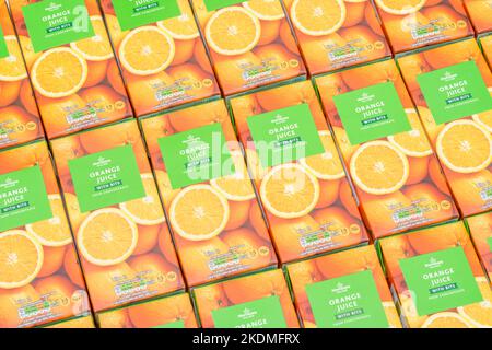 Cartons de jus d'orange de Morrison et étiquetage : indication de la teneur en sucre/glucides. Pour les emballages alimentaires, les étiquettes alimentaires. Apport en vitamine C, 1 de 5 Banque D'Images