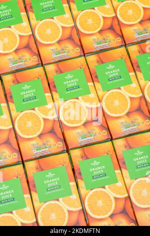 Cartons de jus d'orange de Morrison et étiquetage : indication de la teneur en sucre/glucides. Pour les emballages alimentaires, les étiquettes alimentaires. Apport en vitamine C, 1 de 5 Banque D'Images