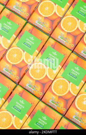 Cartons de jus d'orange de Morrison et étiquetage : indication de la teneur en sucre/glucides. Pour les emballages alimentaires, les étiquettes alimentaires. Apport en vitamine C, 1 de 5 Banque D'Images