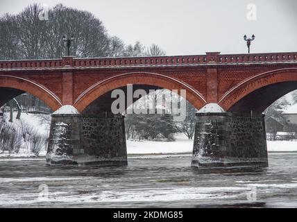 Pont en briques au-dessus de la rivière. Hiver nature. Banque D'Images