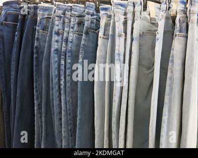 Jeans pour femmes en démonstration dans un magasin Banque D'Images