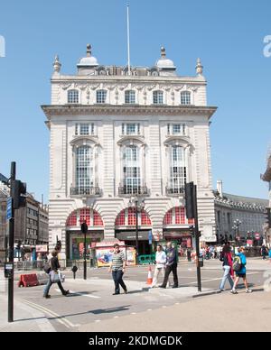 En plein centre du West End de Londres, Piccadilly Circus est l'un des sites touristiques les plus connus de Londres, et ce quartier est toujours très fréquenté. Banque D'Images