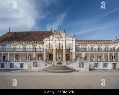 Ancienne façade du Palais Royal (via Latina) à l'Université de Coimbra Cour - Coimbra, Portugal Banque D'Images