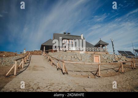 'Chatka Puchatka' refuge de montagne dans la montagne de Bieszczady, Pologne. Aspect frais, bâtiment après rénovation en 2021. Banque D'Images