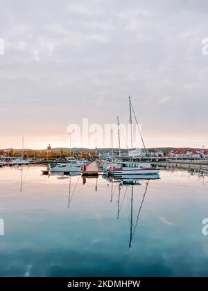 Beau coucher de soleil clair dans le port de mer avec yachts amarrés. Belle ville de pêche avec Sail Boats. Sopot, Pologne Banque D'Images