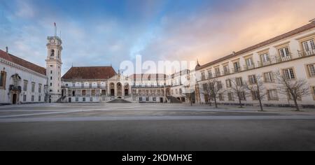 Vue panoramique de l'Université de Coimbra, ancien Palais Royal, au coucher du soleil - Coimbra, Portugal Banque D'Images