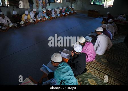 Sylhet, Bangladesh. 02nd novembre 2022. 2 novembre 2022. Sylhet, Bangladesh: Les étudiants de Hifz sont en mémoire de Saint Coran à Bhulagonj Madrasa à Bhulagonj, Companygonj, une upazila bordant Sylhet. On 2 novembre 2022 à Sylhet, Bangladesh. Credit: SIPA USA/Alay Live News Banque D'Images