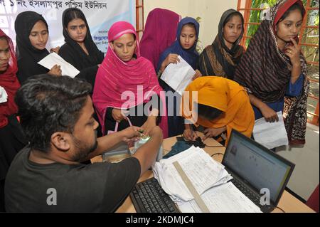 Sylhet, Bangladesh. 02nd novembre 2022. 02 novembre 2022, Sylhet, Bangladesh : Un personnel de la commission électorale scanne l'iris d'un électeur au cours D'Un grand nombre de personnes qui attendent dans une file d'attente et fournit des données dans le bureau de l'ONU de Sylhet Companiganj alors que la commission électorale collecte des informations sur les personnes pour mettre à jour sa nouvelle liste d'électeurs. Sur crédit 2 novembre 2022 : SIPA USA/Alamy Live News Banque D'Images