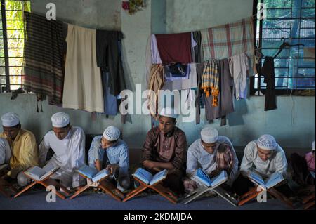 Sylhet, Bangladesh. 02nd novembre 2022. 2 novembre 2022. Sylhet, Bangladesh: Les étudiants de Hifz sont en mémoire de Saint Coran à Bhulagonj Madrasa à Bhulagonj, Companygonj, une upazila bordant Sylhet. On 2 novembre 2022 à Sylhet, Bangladesh. Credit: SIPA USA/Alay Live News Banque D'Images