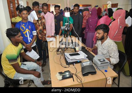 Sylhet, Bangladesh. 02nd novembre 2022. 02 novembre 2022, Sylhet, Bangladesh : Un personnel de la commission électorale scanne l'iris d'un électeur au cours D'Un grand nombre de personnes qui attendent dans une file d'attente et fournit des données dans le bureau de l'ONU de Sylhet Companiganj alors que la commission électorale collecte des informations sur les personnes pour mettre à jour sa nouvelle liste d'électeurs. Sur crédit 2 novembre 2022 : SIPA USA/Alamy Live News Banque D'Images