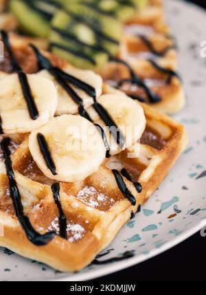 En gros plan, gaufres belges avec fruits, enrobées de chocolat. Banque D'Images