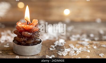 Fond de Noël avec une bougie en forme de cône. Banque D'Images