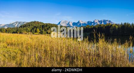 Geroldsee, derrière elle les monts Karwendel, pays de Werdenfelser, haute-Bavière, Bavière, Allemagne, Europe Banque D'Images