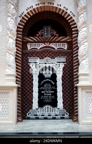 Le Saint Arche où défile Torah est stocké entre les lectures. Dans une synagogue de Brooklyn, New York. Banque D'Images