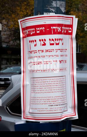 Panneau Yiddish à Williamsburg, Bklyn conseillant aux Juifs dans le quartier d'éviter Bedford Ave le dimanche 11.6.22 parce qu'il est sur le NY Marathon course. Banque D'Images