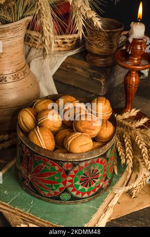 Petits gâteaux faits maison farcis de lait concentré bouilli avec une attention sélective dans un intérieur vintage. Banque D'Images