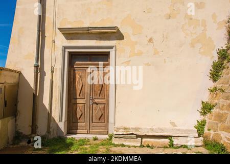 Une porte latérale dans l'église paroissiale historique de St George dans le centre médiéval de Piran sur la côte de Slovénie. Banque D'Images