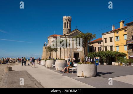 Piran, Slovénie - 18 septembre 2022. L'église historique notre-Dame de la Santé dans le centre médiéval de Piran sur la côte slovène. Banque D'Images