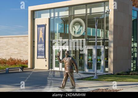 INDÉPENDANCE, Mo, États-Unis - 2 NOVEMBRE 2022 : extérieur de la bibliothèque présidentielle et du musée Harry S. Truman. Banque D'Images