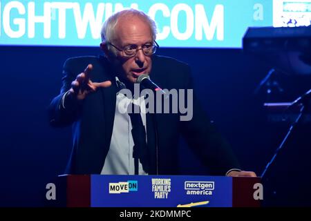 Philadelphie, États-Unis. 06th novembre 2022. Le sénateur Bernie Sanders parle sur scène pendant notre avenir est maintenant tournée pré-électorale au Franklin Music Hall, à Philadelphie, PA, USA sur 6 novembre 2022. Avec le chanteur américain Tinashe, l'événement se tient deux jours avant les élections de mi-mandat de 2022 et est co-organisé par NextGen America, MoveOn Political action et le Working Families Party. Crédit : OOgImages/Alamy Live News Banque D'Images