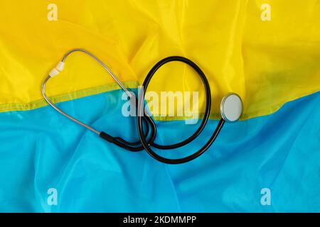 Un vieux stéthoscope se trouve sur les drapeaux de l'Ukraine, la médecine en Ukraine Banque D'Images