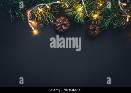 Arrière-plan de Noël avec branches d'arbre de Noël et guirlande, plat. Banque D'Images