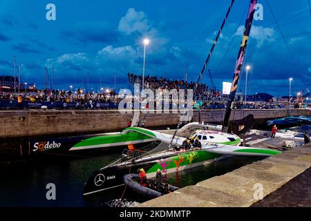 Saint-Malo, France. 4th novembre 2022. SODEBO Ultim 3, skipiing par Thomas Coville. Quitter les piscines de l'ULTIMS 32/23 pendant la route du Rhum. Banque D'Images