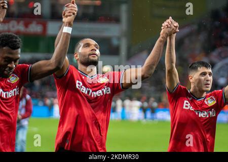 Leverkusen, Rhénanie-du-Nord-Westphalie, Allemagne. 6th novembre 2022. Les membres de l'équipe Bayer Leverkusen EVANS TIMOTHY FOSU-MENSAH (24, à gauche), JONATHAN TAH (4) et EXEQUIEL ALEJANDRO PALACIOS (25, à droite) célèbrent la victoire après le match Bayer Leverkusen contre Union Berlin Bundesliga à la BayArena de Leverkusen, en Allemagne, sur 6 novembre 2022. (Image de crédit : © Kai Dambach/ZUMA Press Wire) Banque D'Images