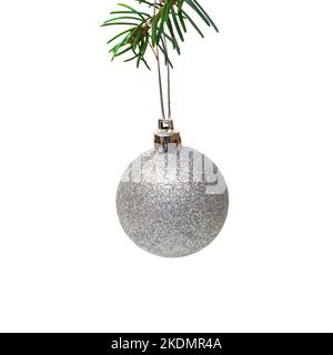 boule de noël argentée est suspendue sur l'arbre de noël isolé sur fond blanc. Banque D'Images