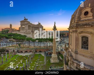 Vue de l'Altare della Patria avec la colonne de Trajan et en premier plan le dôme de l'église du très Saint nom de Marie au Forum de Trajan Banque D'Images