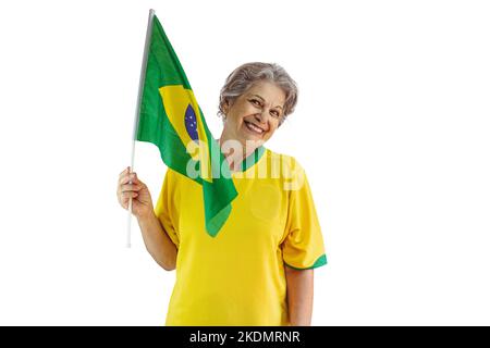 Femme mature avec maillot jaune de l'équipe de football isolé sur blanc. Fan de sport avec drapeau célébrant la coupe. Banque D'Images