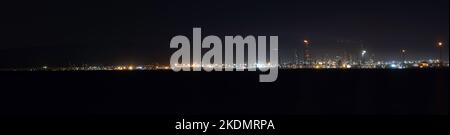 Vue panoramique de la zone industrielle la nuit dans le golfe d'Izmit Turquie. Éclairage d'usine la nuit. Banque D'Images