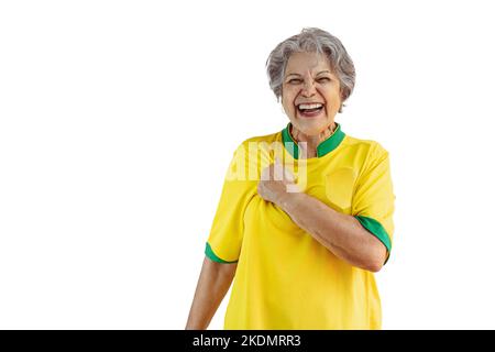 Femme mature avec maillot jaune de l'équipe de football isolé sur blanc. Fan de sport avec drapeau célébrant la coupe. Banque D'Images