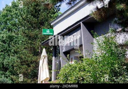 HAVIROV, RÉPUBLIQUE TCHÈQUE - 2 SEPTEMBRE 2022 : entrée au pub Radegastovna et au restaurant de la brasserie tchèque Radegast Banque D'Images