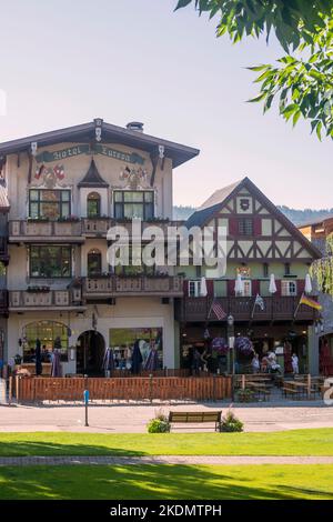 Hôtel Europa et autres bâtiments de style bavarois dans la ville allemande de Leavenworth, Washington, Etats-Unis. Banque D'Images