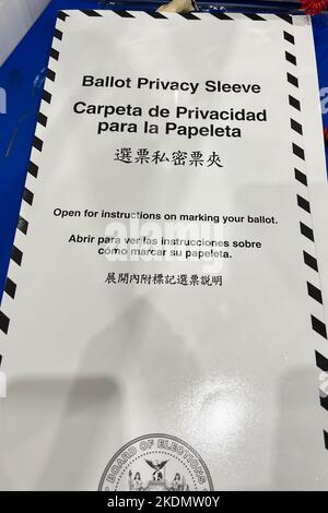 New York, États-Unis. 06th novembre 2022. Un bulletin de vote officiel pour les élections générales sur 8 novembre 2022 est affiché le 6 novembre 2022 à Manhattan. Il y a eu neuf jours de vote par anticipation du 29 octobre au 6 novembre 2022 avant l'élection générale du 8 novembre 2022. (Photo de Samuel Rigelhaupt/Sipa USA) crédit: SIPA USA/Alay Live News Banque D'Images