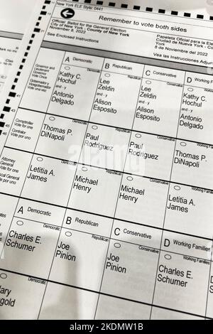 New York, États-Unis. 06th novembre 2022. Un bulletin de vote officiel pour les élections générales sur 8 novembre 2022 est affiché le 6 novembre 2022 à Manhattan. Il y a eu neuf jours de vote par anticipation du 29 octobre au 6 novembre 2022 avant l'élection générale du 8 novembre 2022. (Photo de Samuel Rigelhaupt/Sipa USA) crédit: SIPA USA/Alay Live News Banque D'Images