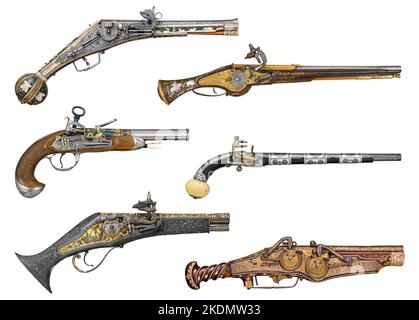 Vieilles pistolets et pistolets de 16th et 17th siècles isolés sur fond blanc. Vue latérale sur les armes à feu anciennes Banque D'Images